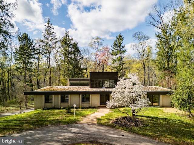390 S Bryn Mawr Ave, Bryn Mawr, PA 19010 - prairie-style home featuring a front yard and stucco siding