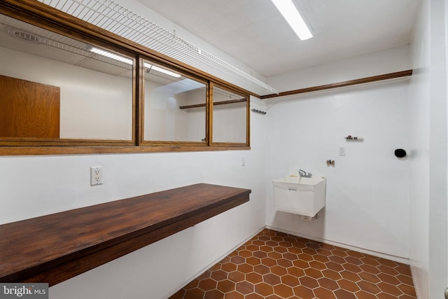 390 S Bryn Mawr Ave, Bryn Mawr, PA 19010 - laundry area featuring a sink and baseboards