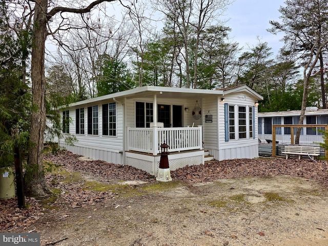 manufactured / mobile home featuring a porch