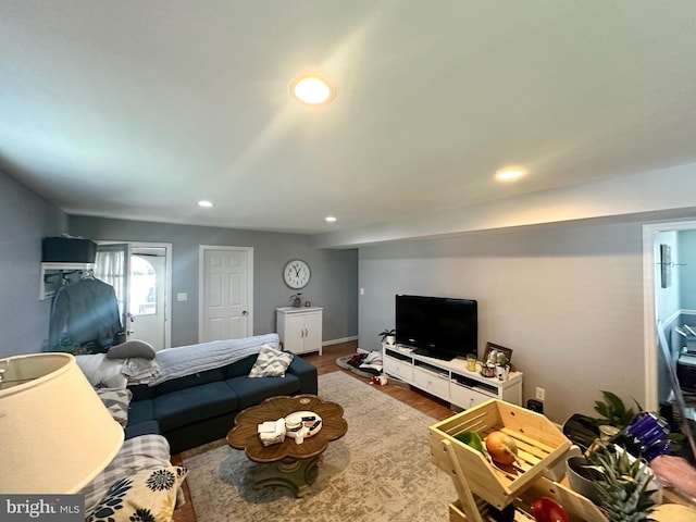 living room featuring wood finished floors, recessed lighting, and baseboards