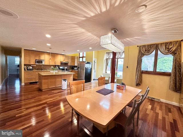 dining area with dark wood-style floors, recessed lighting, and baseboards