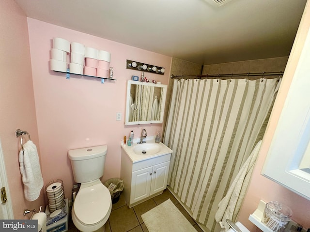 full bath featuring tile patterned floors, a shower with shower curtain, toilet, and vanity