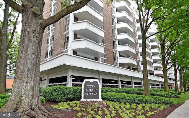 view of apartment building / complex