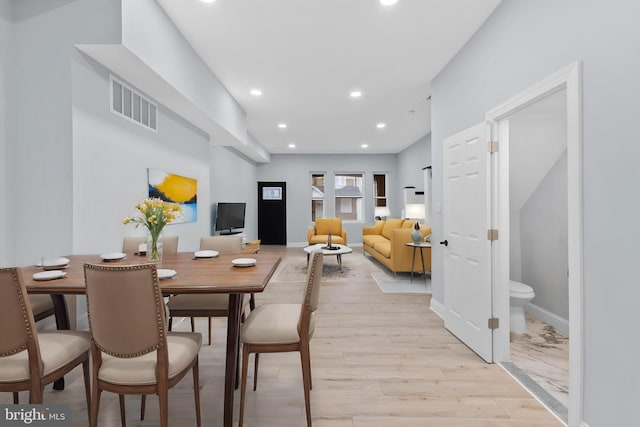 dining area featuring visible vents, light wood-style flooring, recessed lighting, and baseboards