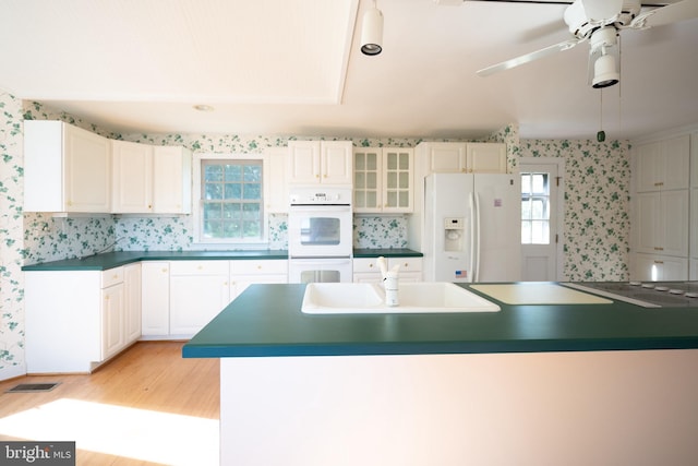 391 Steamboat Rd, Irvington, VA 22480 - kitchen featuring white appliances, light wood-style flooring, visible vents, a sink, and wallpapered walls