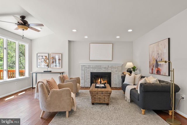 living area featuring recessed lighting, wood finished floors, baseboards, and ceiling fan