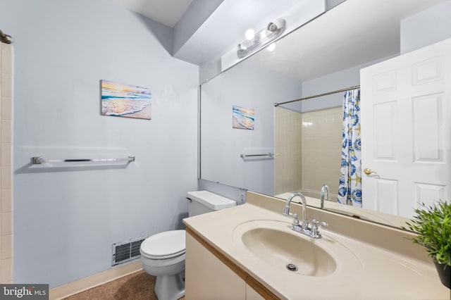 full bathroom featuring toilet, a shower with curtain, vanity, and visible vents