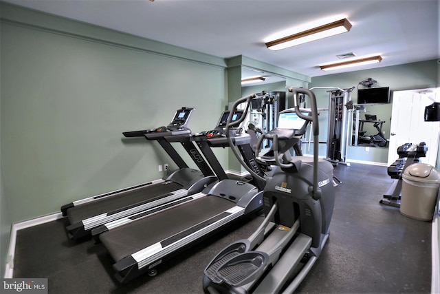 exercise room with visible vents and baseboards