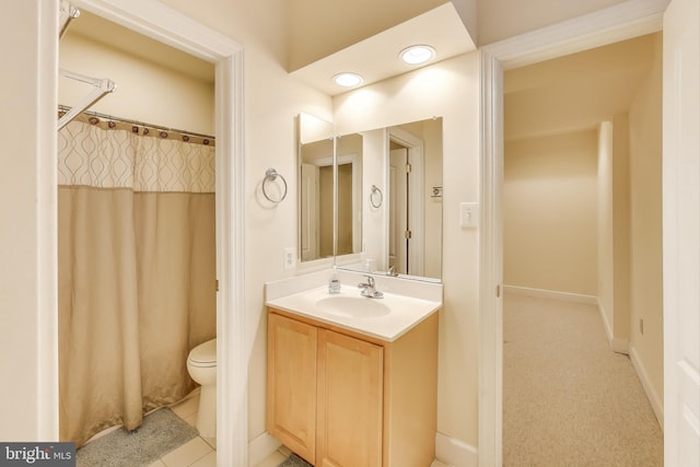 full bathroom featuring vanity, curtained shower, and toilet