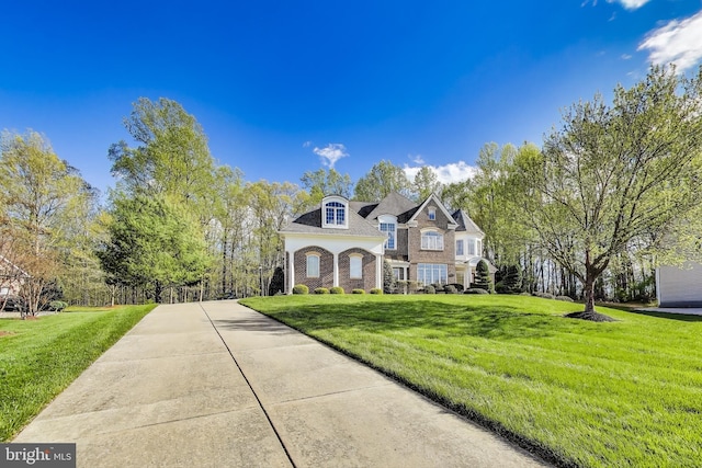 view of front of house featuring brick siding and a front yard