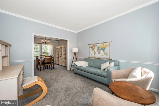 carpeted living area with baseboards, an inviting chandelier, and crown molding