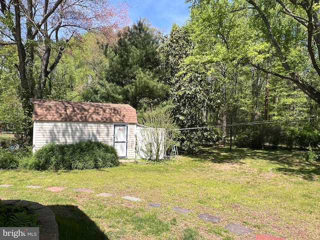 view of yard featuring an outdoor structure and a shed