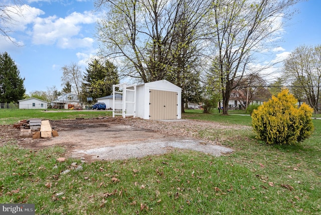 view of yard featuring an outdoor structure and a storage unit