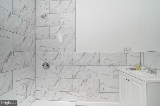 417 E Main St, Millville, NJ 08332 - bathroom featuring tiled shower and vanity