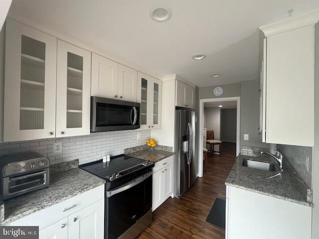474 Colonial Ridge Ln, Arnold, MD 21012 - kitchen with stainless steel appliances, a sink, tasteful backsplash, white cabinets, and recessed lighting