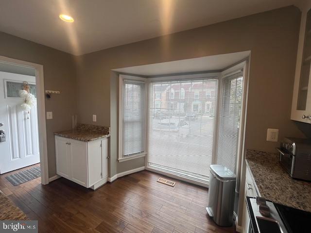474 Colonial Ridge Ln, Arnold, MD 21012 - entryway with dark wood-style flooring and baseboards