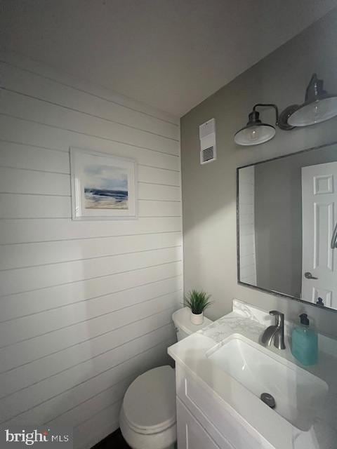 474 Colonial Ridge Ln, Arnold, MD 21012 - half bath featuring wooden walls, toilet, and vanity