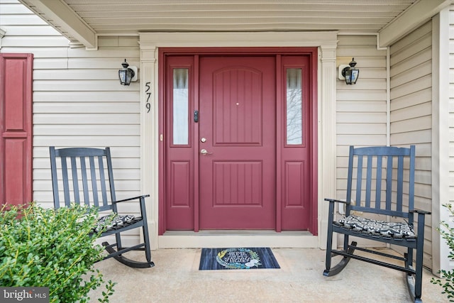 entrance to property featuring covered porch