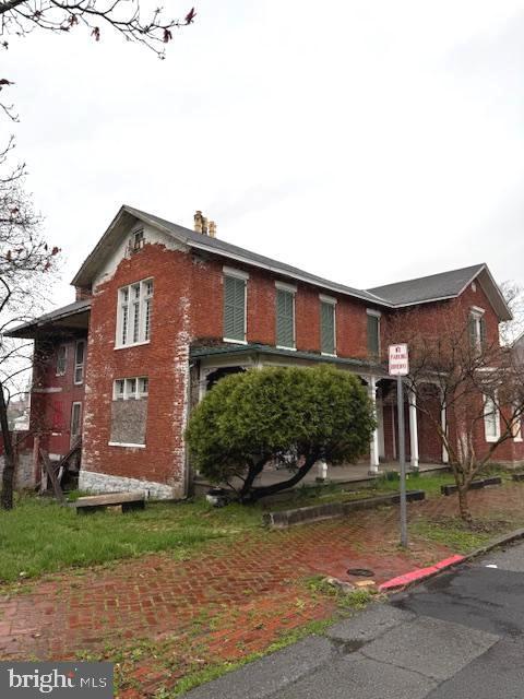 view of front of home featuring brick siding