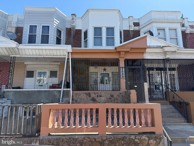 multi unit property featuring fence and covered porch