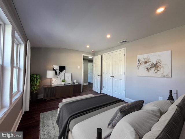 bedroom with dark wood-style flooring, baseboards, visible vents, and recessed lighting