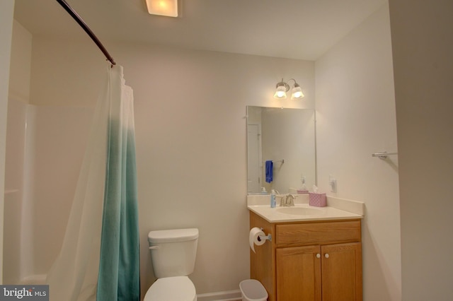 bathroom featuring toilet, a shower with curtain, vanity, and baseboards