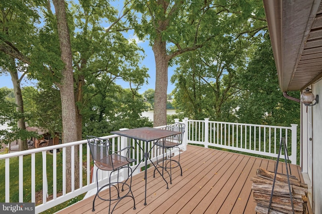 deck with outdoor dining space