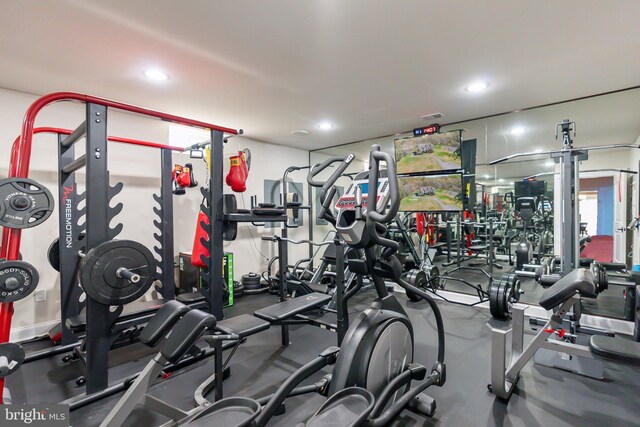 exercise room featuring recessed lighting