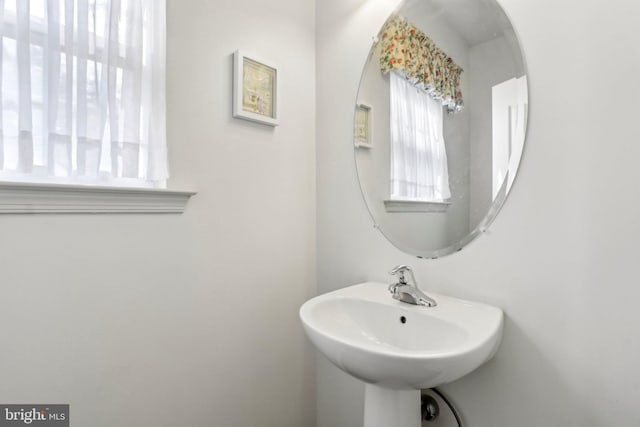 bathroom featuring a sink