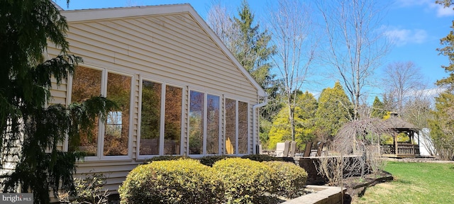 view of side of property featuring a lawn