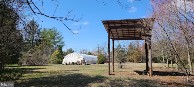 view of yard featuring an outdoor structure