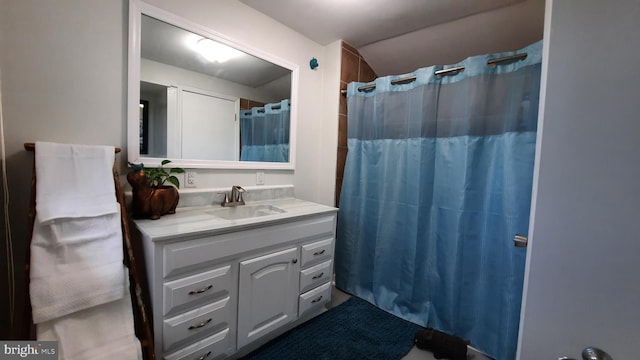 full bathroom featuring a shower with shower curtain and vanity