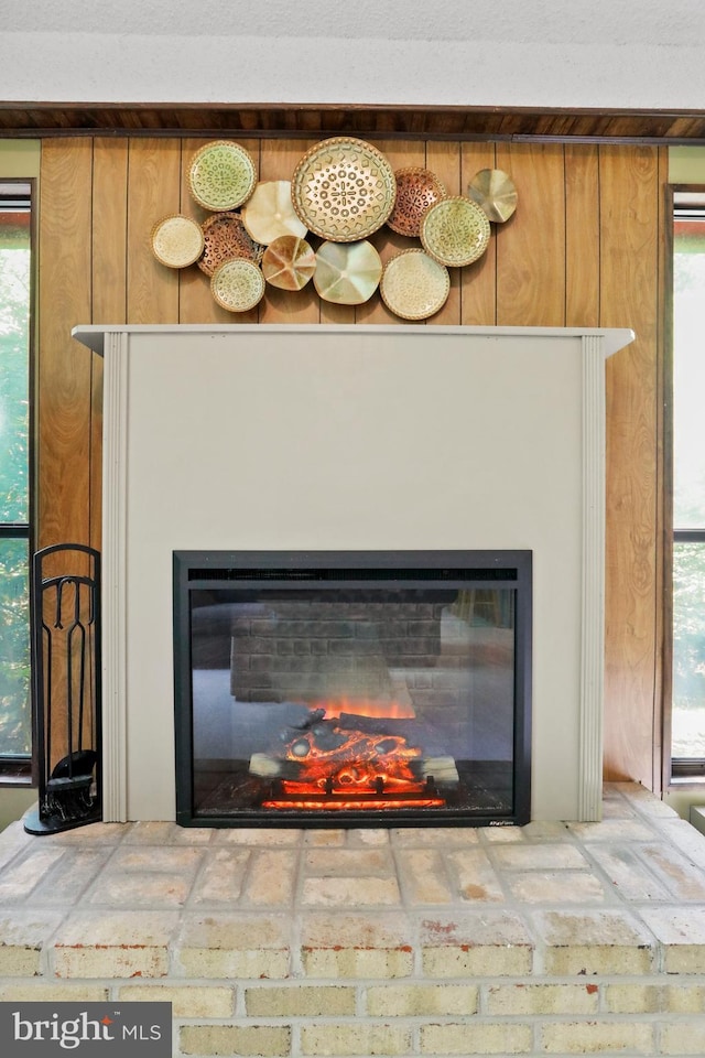 details featuring a glass covered fireplace