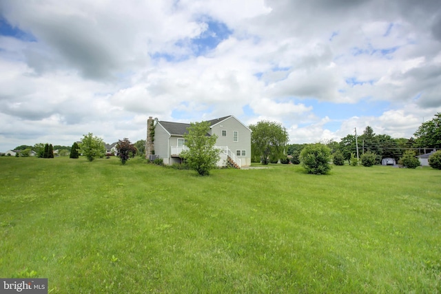 view of green lawn