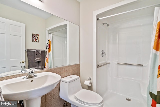bathroom with toilet, a shower with curtain, and a sink