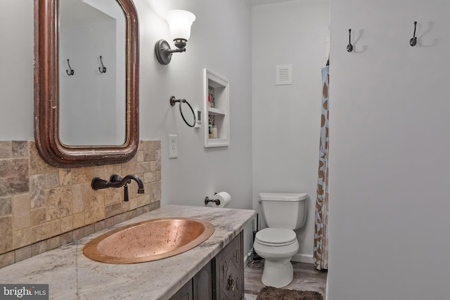 41 Hillview Rd, Morgantown, PA 19543 - full bath with backsplash, vanity, toilet, and a shower with curtain