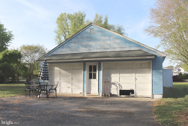 view of detached garage