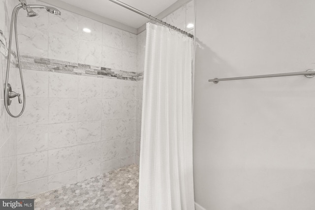 bathroom featuring tiled shower