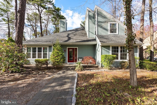 traditional-style house featuring a shingled roof