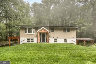 20 Tower Rd, Dillsburg, PA 17019 - bi-level home with a front lawn