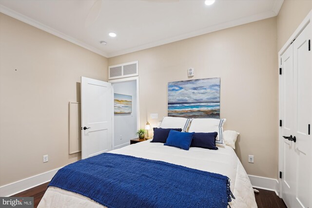 141 W St Unit 304, Annapolis, MD 21401 - bedroom featuring dark wood-style flooring, recessed lighting, baseboards, crown molding, and a closet