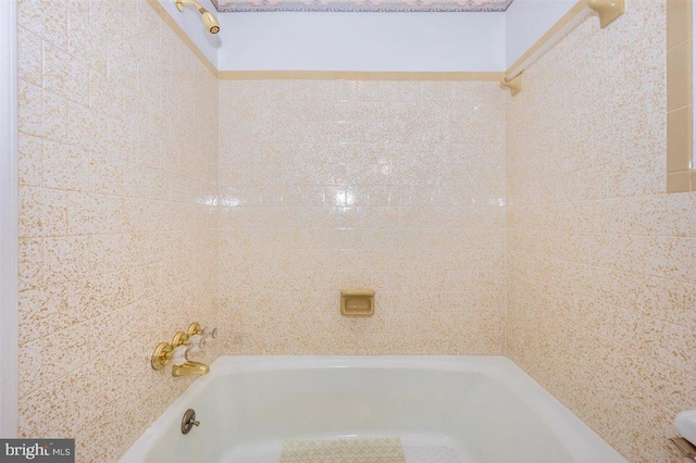 7198 Allegheny Dr, Frederick, MD 21702 - bathroom featuring shower / tub combination