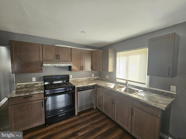 kitchen with black gas range oven, under cabinet range hood, dark wood-type flooring, dishwasher, and a sink
