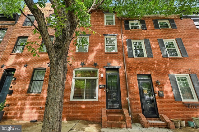 935 S Kenwood Ave, Baltimore, MD 21224 - view of property with entry steps and brick siding