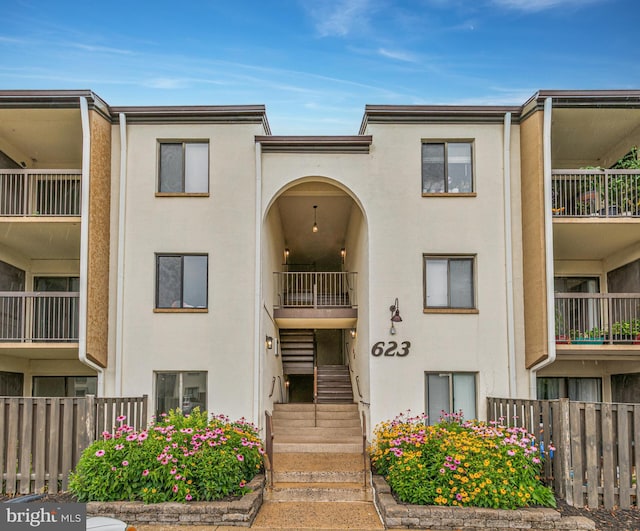 623 Center St Unit 101, Herndon, VA 20170 - view of building exterior with stairs