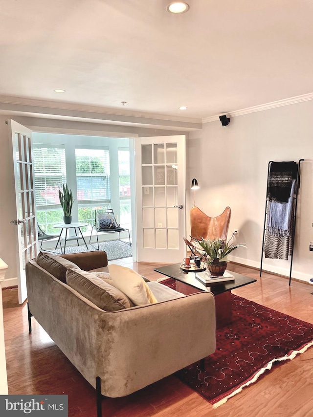 living area featuring crown molding, recessed lighting, baseboards, and wood finished floors