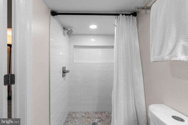 4033 Woodhaven Ave, Baltimore, MD 21216 - full bathroom with tiled shower and recessed lighting
