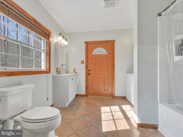full bath featuring toilet, a shower with curtain, vanity, and baseboards
