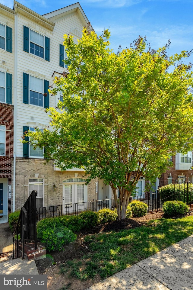 multi unit property with a fenced front yard