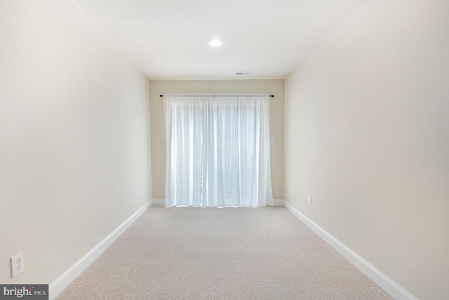 empty room featuring carpet flooring, baseboards, visible vents, and recessed lighting